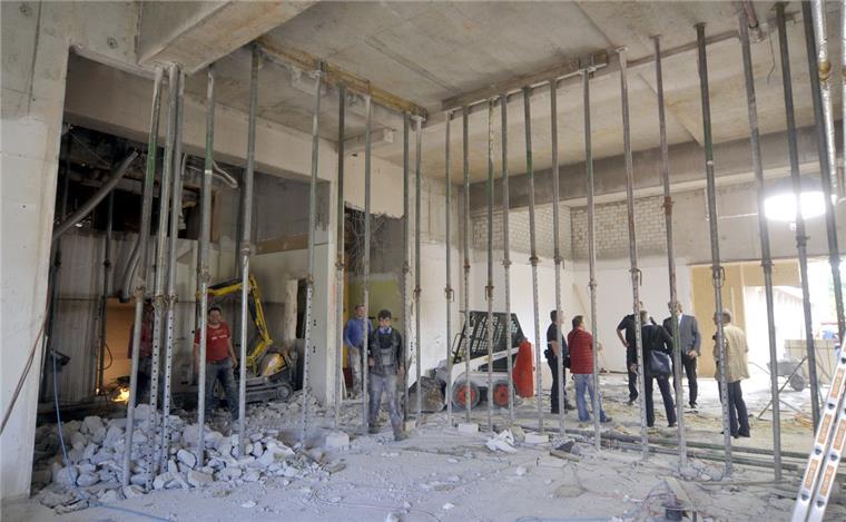 Integrierte Rettungsleitstelle: Knatsch zwischen Bremerhaven und Landkreis Cuxhaven 2011 lief der Bau der neuen Einsatzleitstelle der Feuerwehr an der Hexenbrücke in Bremerhaven auf Hochtouren. Jetzt wird die IRLS wieder zur Baustelle. Es geht aber nicht mehr um Baufragen, sondern um Politik.