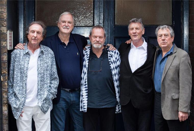 2014 trat John Cleese (2.v.l.) ein letztes Mal mit seinen Monty-Python-Kollegen auf. (Archivbild)
