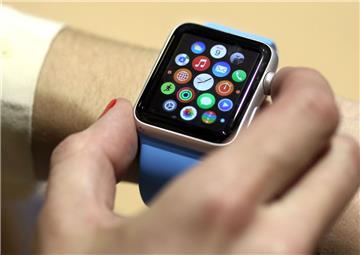 2015: Mit der Computer-Uhr Apple Watch stößt der Konzern erstmals seit Jobs&apos; Tod eine neue Produktkategorie vor und wird laut Analysten auf Anhieb zum Marktführer mit einem Anteil von rund 60 Prozent.