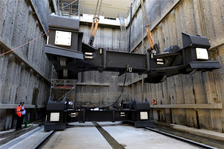 Großbaustelle in Bremerhaven: Kaiserschleuse im Sommer gesperrt 2015 waren die Schienen auf dem Grund der Kaiserschleuse zum ersten Mal erneuert worden.