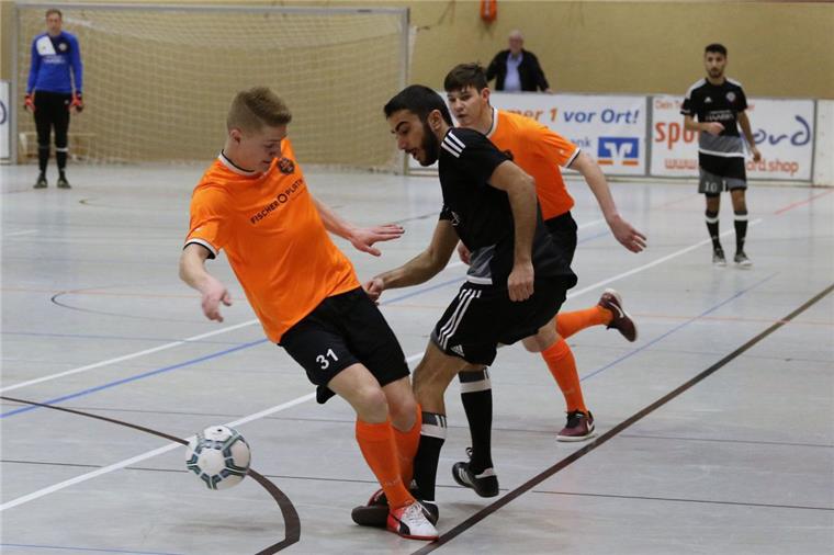 2018 traf der FSV Warfleth (orange Trikots) in der Vorrunde auf den 1. FC Nordenham. Diesmal sind sie in verschiedenen Gruppen.