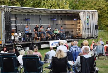 2020 fand die Veranstaltung Akustik auf dem Feld erstmals statt. Rund 190 Gäste lauschten den sanften Tönen und Klängen der Band 3T4Coffee. Am 14. August veranstaltet der Round Table 52 Nordenham das Event erneut auf den Wiesen der Familie Geil in Coldewärf. Dieses Mal tritt die Band Prime Time auf.