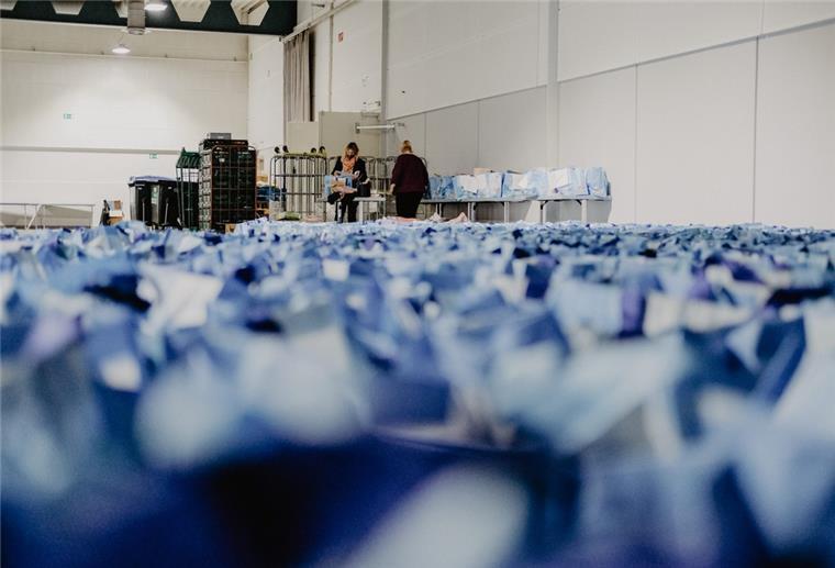Ehrenamtliche Helfer packen 1000 Tüten mit Spenden