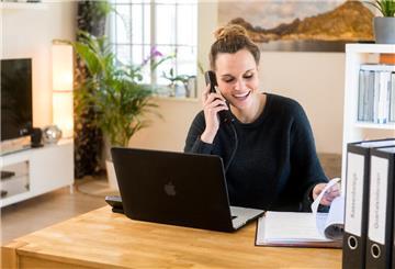Frau am Telefon