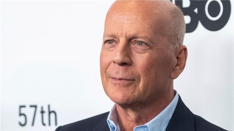 Ehefrau von Bruce Willis schreibt Pflege-Ratgeber zu Demenz 2022 beendete der Star seine Schauspielkarriere wegen seiner Erkrankung. (Archiv)
