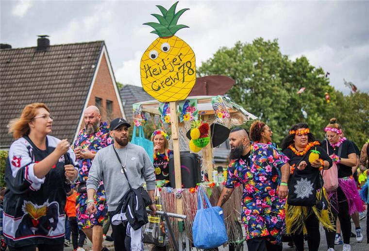 2023 wiederbelebt dank des neuen Heidjer Kulturvereins: Ein Höhepunkt des Heidjerfestes in Leherheide war im vergangenen Jahr der Festumzug entlang des Mecklenburger Weges mit verschiedenen Spielmannszügen, Vereinen und Gruppen.