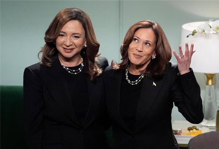 Live aus New York! – 50 Jahre „Saturday Night Live“ 2024 spielte Präsidentschaftskandidatin Kamala Harris sich selbst.