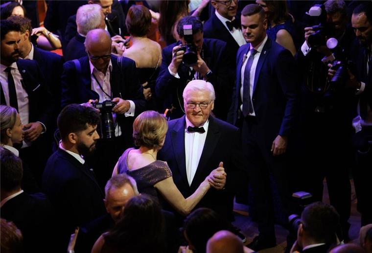 2024 tanzt Bundespräsident Frank-Walter Steinmeier beim Bundespresseball mit seiner Ehefrau Elke Büdenbender. (Archivbild)