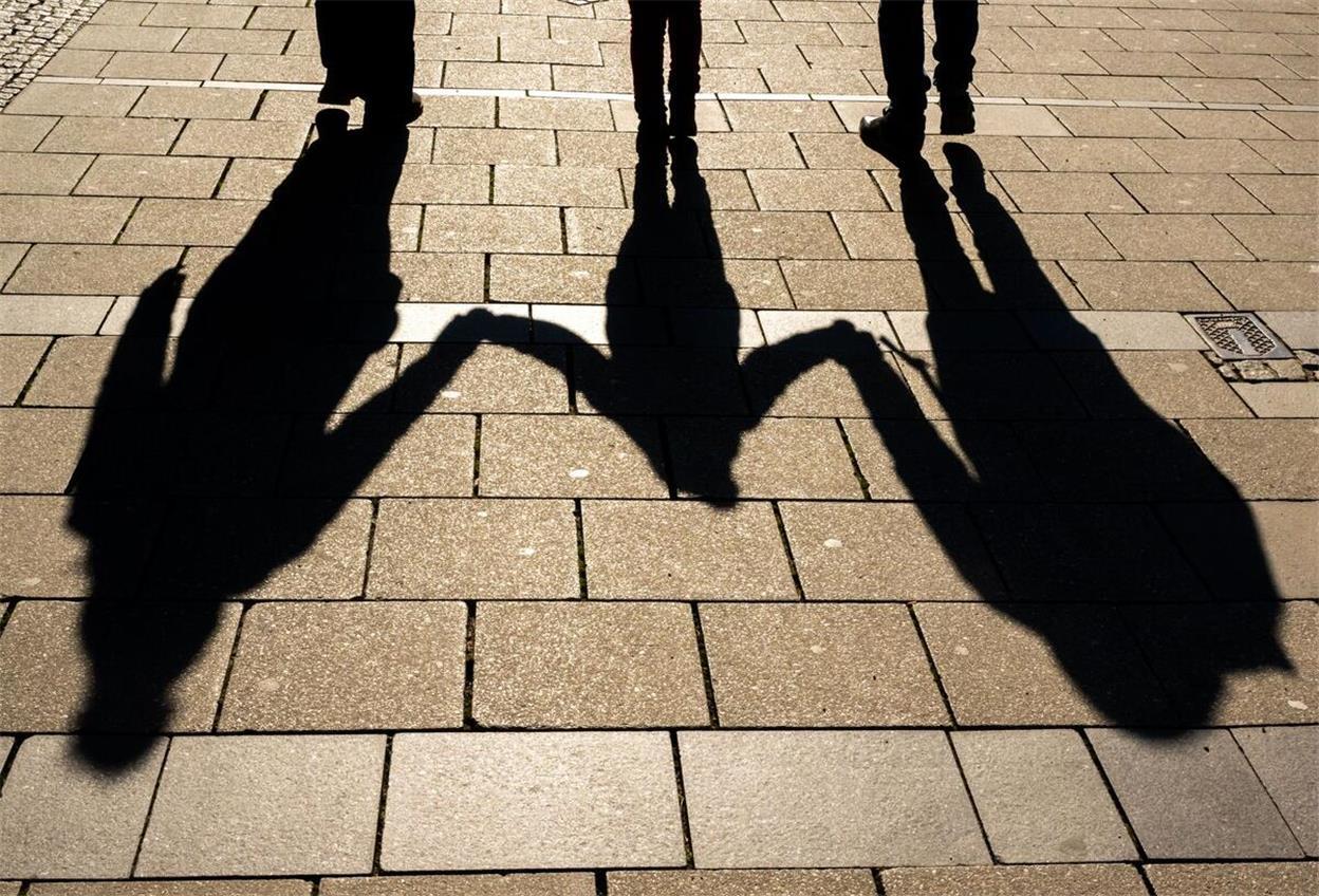 Symbolbild für Kinderfreibetrag: Die Schatten von zwei Erwachsenen und einem Kind.