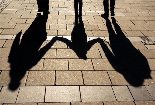 Symbolbild für Kinderfreibetrag: Die Schatten von zwei Erwachsenen und einem Kind.