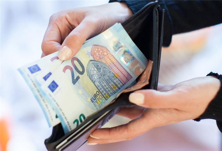 Rentenbeitragserhöhung: So viel mehr zahlst du ab 2027 Eine Person zeigt mehrere 20-Euro-Scheine aus der Geldbörse. Ab 2027 könnten die Beiträge zur Rente weiter steigen.
