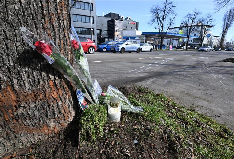 Unfassbar: Zwei unschuldige Frauen sterben – Fahrer flüchtig – War es ein Rennen? 21.03.2025, Baden-Württemberg, Ludwigsburg: Blumen liegen an einer Unfallstelle nach einem mutmaßlichen Autorennen mit zwei Toten. Foto: Bernd Weißbrod/dpa +++ dpa-Bildfunk +++