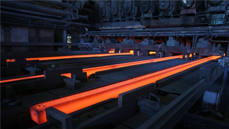 Norddeutsche Metallindustrie rutscht tiefer in die Krise 22 Prozent der Betriebe in der norddeutschen Metall- und Elektroindustrie planen laut einer Arbeitgeber-Umfrage Produktionsverlagerungen ins Ausland. Das seien so viel wie noch nie. (Archivbild)