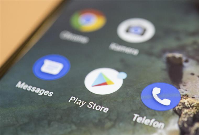 Das Play-Store-Logo von Google ist auf einem Handy zu sehen. 224 Apps mit versteckter Malware wurden aus dem Play Store gelöscht. Nutzer sollten betroffene Anwendungen umgehend deinstallieren und auf ungewöhnlichen Akku- oder Datenverbrauch achten.