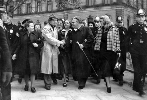 23. April 1949: Veit Harlan (Fünfter von rechts) verlässt mit seiner Ehefrau, der Schauspielerin Kristina Söderbaum ein Gerichtsgebäude in Hamburg. Harlan, der wegen Verbrechen gegen die Menschlichkeit angeklagt war, wurde damals freigesprochen. Er drehte im NS-System Propagandafilme wie „Jud Süß“. Bis zu seinem Freispruch durfte er keine Filme drehen. (Archivfoto)