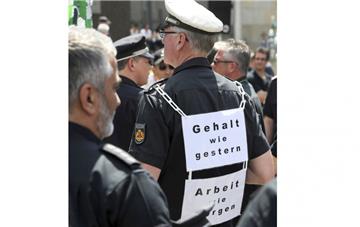 23 Bremerhavener Polizisten bekommen jetzt Geld ihrer Position entsprechend. Bei 94 Beamten ist das in der Seestadt der Fall. Die Besoldung sorgt immer wieder für Unmut, wie hier 2013.
