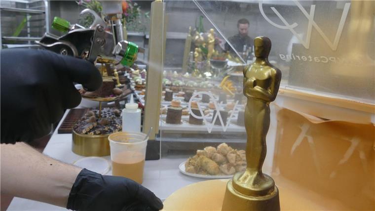 Gulasch, Gebirgsgarnelen und Strudel für die Oscar-Stars 24-karätiges essbares Gold wird versprüht.