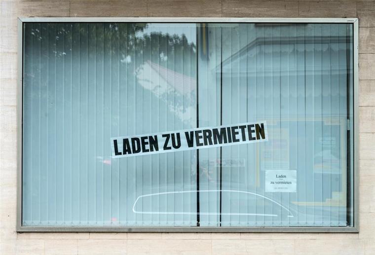 Schaufenster mit Schild "Laden zu vermieten"