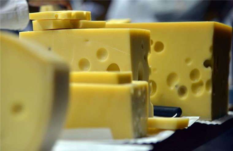 24 Tonnen Käse mussten nach einem Lkw-Unfall bei Oldenburg geborgen werden.
