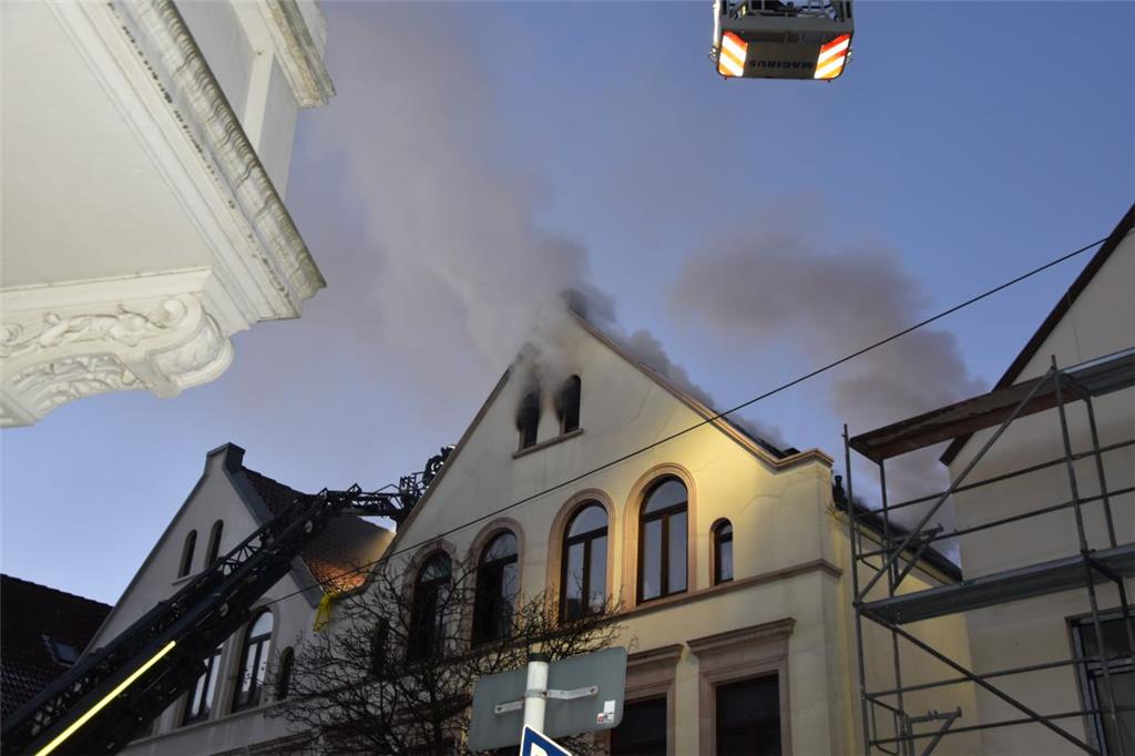 25 Feuerwehrleute versuchten den Dachstuhlbrand in der Adolfstraße so schnell wi...