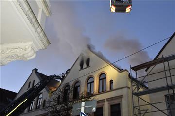 25 Feuerwehrleute versuchten den Dachstuhlbrand in der Adolfstraße so schnell wi...