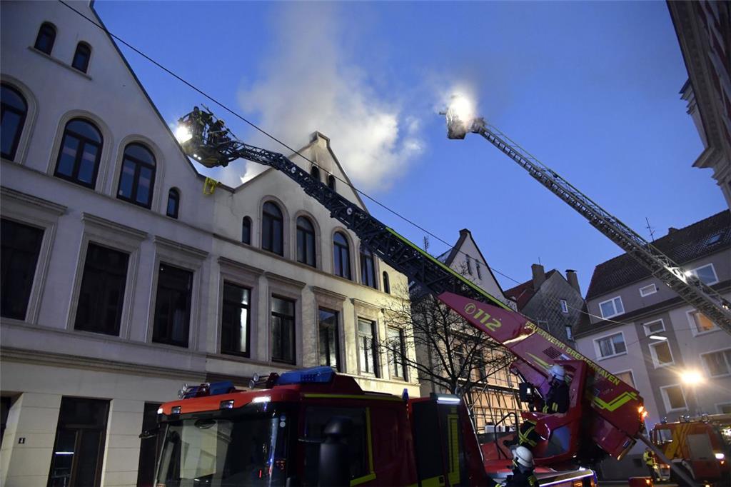 25 Feuerwehrleute versuchten den Dachstuhlbrand in der Adolfstraße so schnell wi...