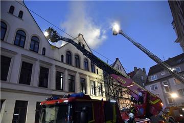 25 Feuerwehrleute versuchten den Dachstuhlbrand in der Adolfstraße so schnell wi...