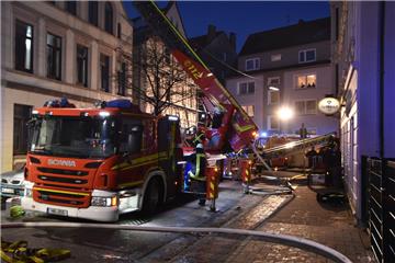25 Feuerwehrleute versuchten den Dachstuhlbrand in der Adolfstraße so schnell wi...