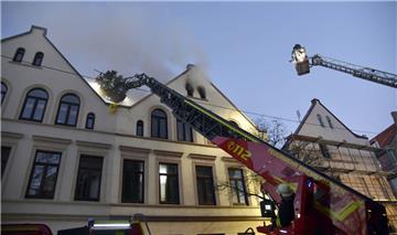 25 Feuerwehrleute versuchten den Dachstuhlbrand in der Adolfstraße so schnell wi...
