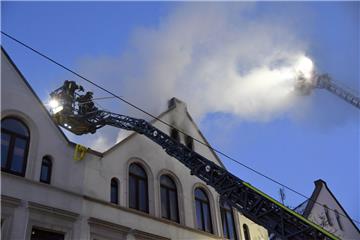 25 Feuerwehrleute versuchten den Dachstuhlbrand in der Adolfstraße so schnell wi...