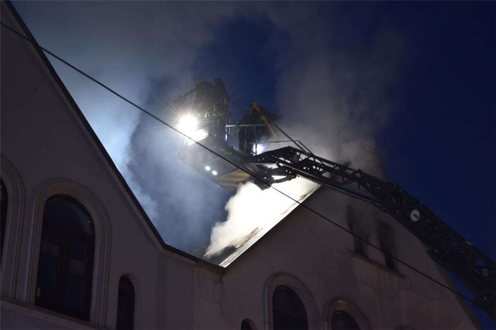 25 Feuerwehrleute versuchten den Dachstuhlbrand in der Adolfstraße so schnell wi...