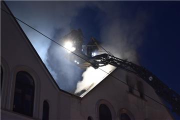 25 Feuerwehrleute versuchten den Dachstuhlbrand in der Adolfstraße so schnell wi...