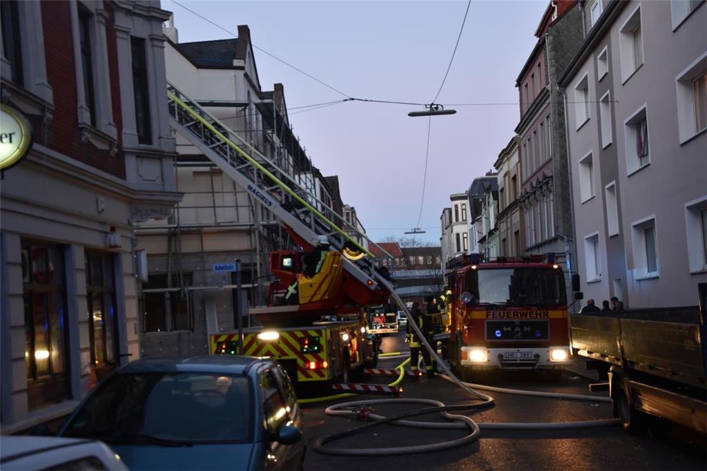 25 Feuerwehrleute versuchten den Dachstuhlbrand in der Adolfstraße so schnell wi...