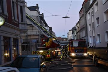 25 Feuerwehrleute versuchten den Dachstuhlbrand in der Adolfstraße so schnell wi...
