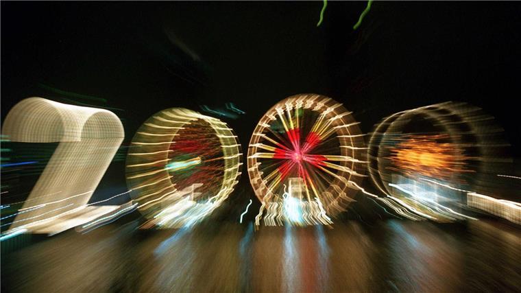 25 Jahre alt ist dieses „2000“-Foto: Ein Zoom-Effekt verfremdet eine große „2“ und drei Riesenräder am Mainufer in Frankfurt in der Silvesternacht 1999/2000. 