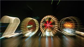 25 Jahre alt ist dieses „2000“-Foto: Ein Zoom-Effekt verfremdet eine große „2“ und drei Riesenräder am Mainufer in Frankfurt in der Silvesternacht 1999/2000. 