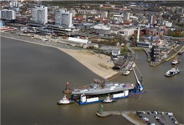 2500 Tonnen wiegt die Fregatte, die auf einem Ponton jetzt die Weser aufwärts bis zum Neustädter Hafen in Bremen schippert.