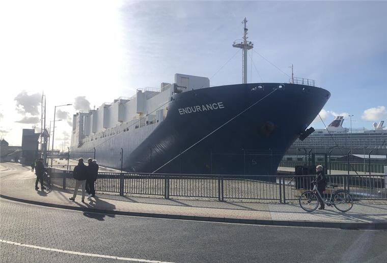 Panzer für die Ukraine: US-Frachter hat Bremerhaven erreicht 264 Meter lang ist das Transportschiff "Endurance". Im Hintergrund: Die "Mein Schiff 3".