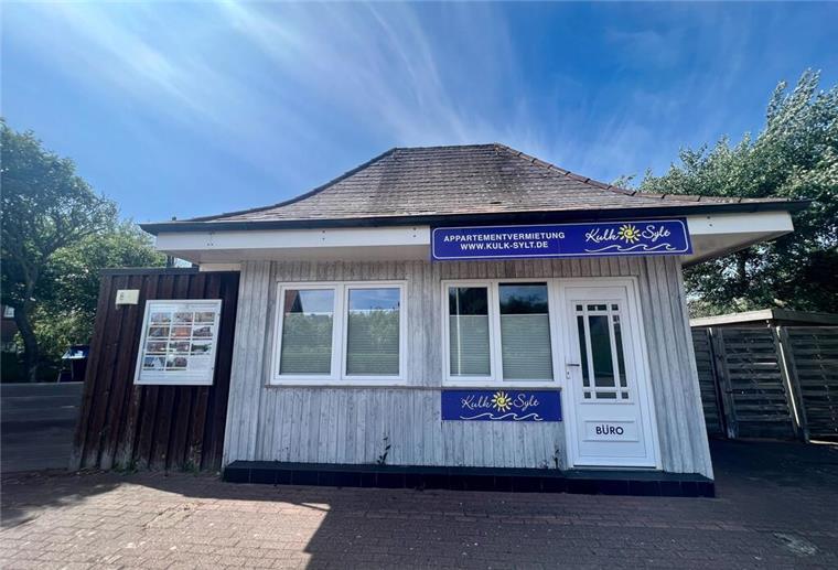  Blick auf einen Imbiss in Westerland auf Sylt bei strahlendem Sonnenschein. Der ehemalige Imbiss wurde in Berlin für 284.000 Euro versteigert. 