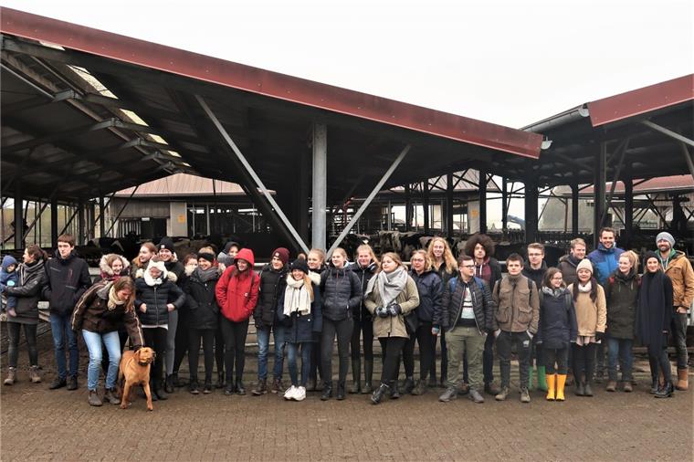 Brake: Ein Schultag auf dem Bauernhof 28 Biologie-Schüler des Gymnasiums Brake erlebten einen Schultag auf dem Bauernhof.