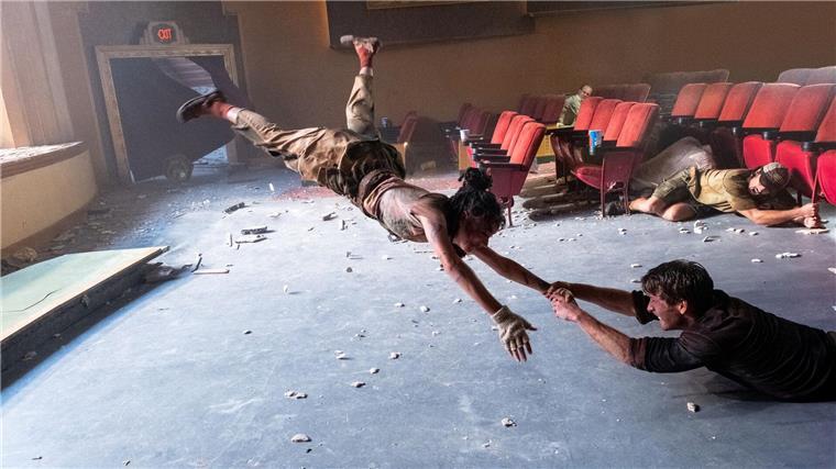 28 Jahre nach „Twister“ kommt mit „Twisters“ ein Nachfolger für den Katastrophen FIlm in die Kinos. Wieder fräsen sich Wirbelstürme durch die USA.