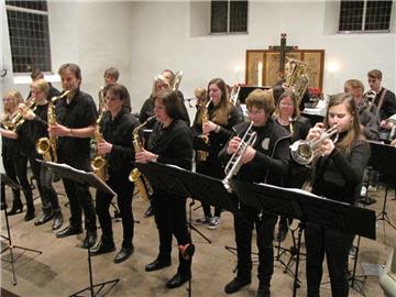 28 Musiker, junge und jung gebliebene Frauen und Männer, spielen Rock und Metal auf der Posaune in der Gyhumer Kirche.
