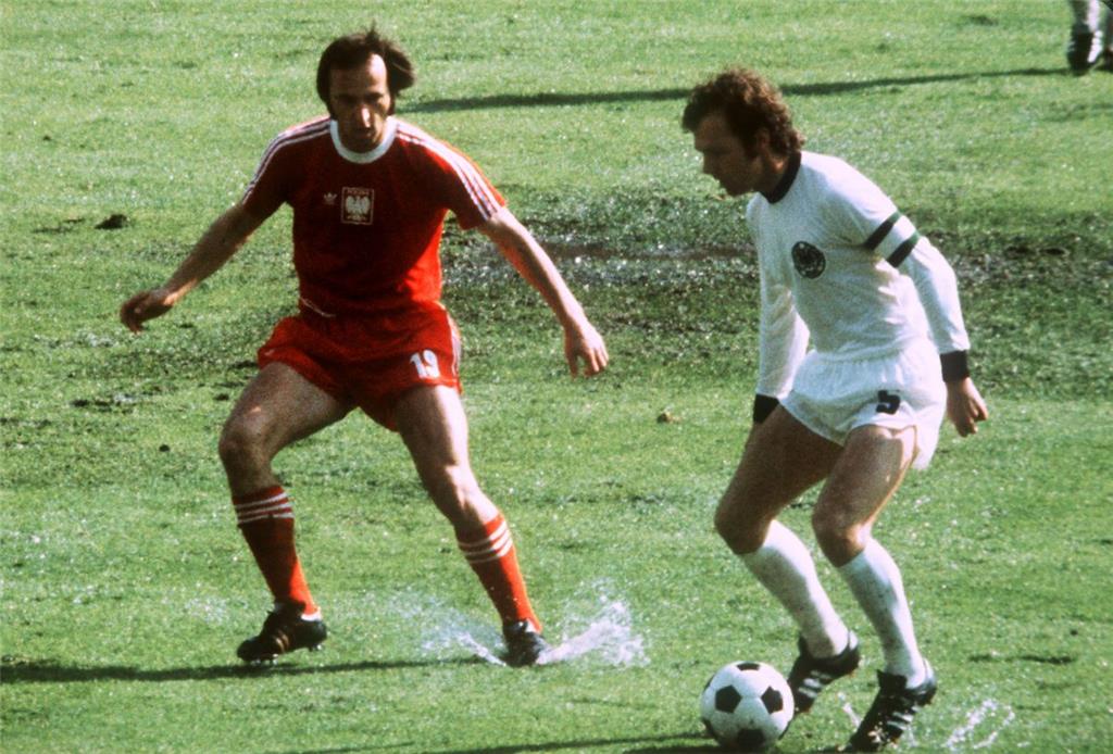 3. Juli 1974 in Frankfurt: Die &quot;Wasserschlacht&quot; von Frankfurt. Eigentlich ist es kein echtes WM-Halbfinale, doch die Partie hat diesen Charakter. Im Spiel gegen die punktgleichen Polen geht es um den Gruppensieg in der zweiten Finalrunde. Im von Regen durchtränkten und mit Pfützen übersäten Rasen des Waldstadions erzielt Gerd Müller rund eine Viertelstunde vor Schluss den entscheidenden Treffer zum 1:0 (0:0), nachdem Uli Hoeneß einen Elfmeter verschossen hatte. Im Finale gewinnt das DFB-Team mit 2:1 gegen die Niederlande seinen zweiten WM-Titel. Der polnische Olympiasieger um Rechtsaußen Grzegorz Lato wird Dritter.