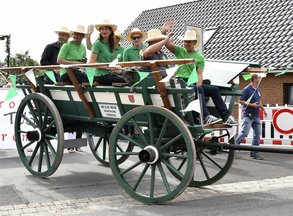 30 hübst geschmückte und fantasievoll gestaltete Festwagen nahmen an dem Jubiläu...