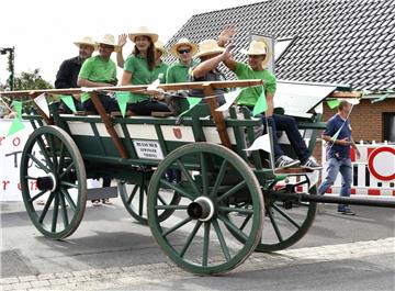 30 hübst geschmückte und fantasievoll gestaltete Festwagen nahmen an dem Jubiläu...