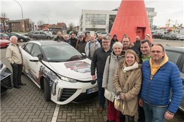 30 Interessierte, zum Großteil im Bereich der Elektromobilität tätig, waren beim „Nexoday“ dabei. Im Vordergrund: Initiator Sven Asmuth und Daniela Bessen vom Bundesverband für mittelständische Unternehmen.