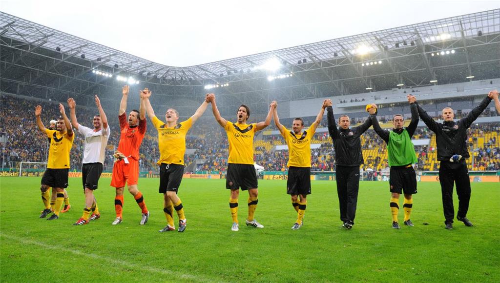 30. Juli 2011: Champions-League-Teilnehmer BAYER 04 LEVERKUSEN zieht bei Zweitliga-Aufsteiger DYNAMO DRESDEN mit Stars wie André Schürrle und Simon Rolfes zügig mit 3:0 davon. Doch nachdem Bayer-Coach Robin Dutt Michael Ballack einwechselt (63. Minute), dreht Dresden das Spiel. In der 86. Minute gelingt der Ausgleich. Mit einem Konter erzielt Alexander Schnetzler in der Verlängerung das Tor zum 4:3-Sieg (117. Minute).