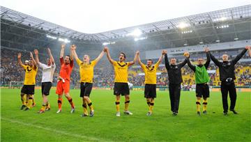 30. Juli 2011: Champions-League-Teilnehmer BAYER 04 LEVERKUSEN zieht bei Zweitliga-Aufsteiger DYNAMO DRESDEN mit Stars wie André Schürrle und Simon Rolfes zügig mit 3:0 davon. Doch nachdem Bayer-Coach Robin Dutt Michael Ballack einwechselt (63. Minute), dreht Dresden das Spiel. In der 86. Minute gelingt der Ausgleich. Mit einem Konter erzielt Alexander Schnetzler in der Verlängerung das Tor zum 4:3-Sieg (117. Minute).