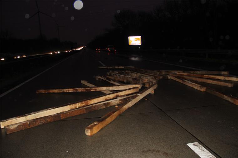 Autofahrer verliert 30 massive Holzbohlen auf der A27 30 massive Holzbohlen lagen am Sonntagnachmittag auf der A27 bei Bremen.