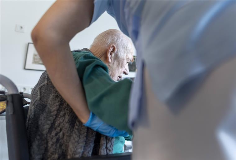 Bremerhaven: Ungeimpften Mitarbeitern droht die rote Karte 300 Bremerhavener Beschäftigten in der Pflege und in Gesundheitseinrichtungen werden in diesen Tagen ein Tätigkeitsverbot ausgesprochen bekommen.